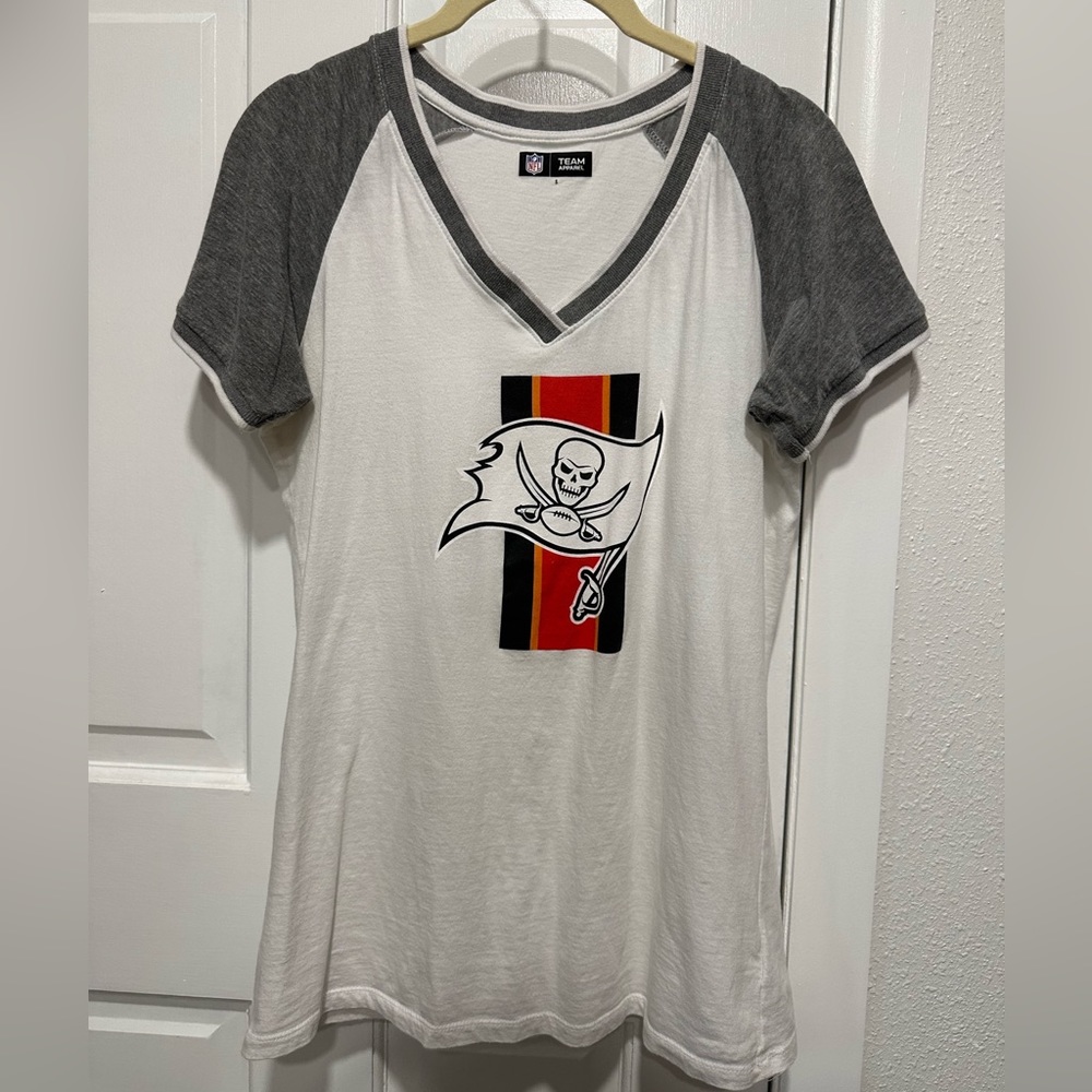 4/$26 NFL Buccaneers womens v neck cotton shirt in Heather gray & white sz small